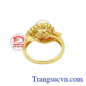 Chính vì thế mà các sản phẩm chế tác từ ngọc trai luôn được rất nhiều chị em yêu thích. Nhẫn ngọc trai kỳ diệu