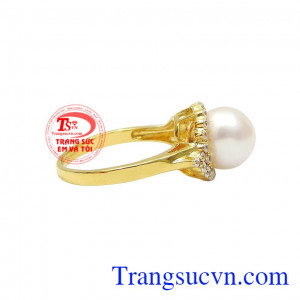 Ngọc trai là biểu tượng cho sự sang trọng và kiêu hãnh của người phụ nữ. Nhẫn ngọc trai kỳ diệu