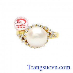 Thiết kế tinh xảo và khéo léo giúp cho người dùng như tỏa sáng giữa đám đông. Nhẫn ngọc trai kỳ diệu