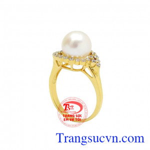 Nhẫn ngọc trai kỳ diệu nổi bật với viên ngọc trai trắng bạc phớt hồng và các viên cz.