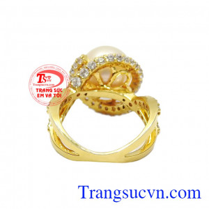 Sản phẩm thích hợp với nhiều kiểu trang phục. Nhẫn ngọc trai trắng nữ hoàng