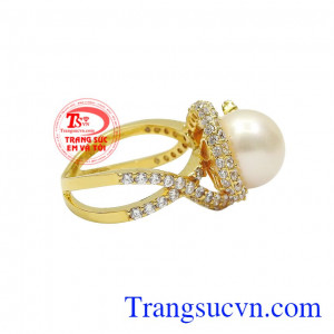 Không chỉ toát lên vẻ sang trọng, kiêu sa mà còn thể hiện được đẳng cấp của người dùng. Nhẫn ngọc trai trắng nữ hoàng