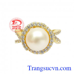 Nhờ vào đôi tay tài hoa của người thợ chế tác đã đem tới một sản phẩm vô cùng hoàn mỹ. Nhẫn ngọc trai trắng nữ hoàng