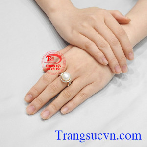 Nhẫn ngọc trai trắng nữ hoàng