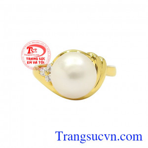 Sản phẩm chế tác từ vàng tây 14k bền đẹp kết hợp với viên ngọc trai khiến cho sản phẩm càng thêm đẳng cấp. Nhẫn nữ ngọc trai quý phái