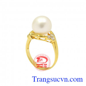 Nhẫn nữ ngọc trai quý phái, kiểu dáng sang trọng và quyến rũ. 