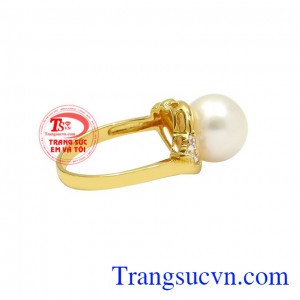 Nhẫn ngọc trai phù hợp làm quà tặng cho phái đẹp trong những dịp đặc biệt. 