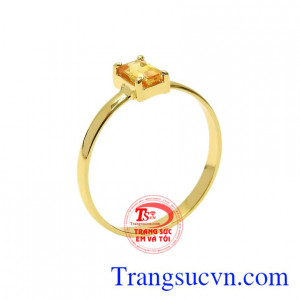 Nhẫn nữ saphir vàng duyên dáng được chế tác theo công nghệ hiện đại, sành điệu.