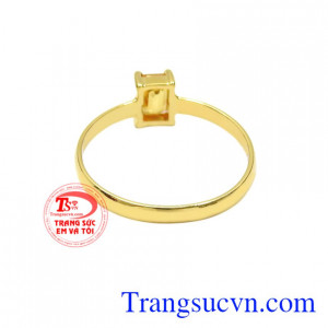 Nhẫn nữ saphir vàng duyên dáng phù hợp cho người mang mệnh Thổ và Kim.
