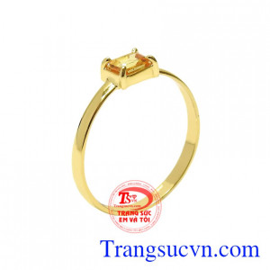 Nhẫn nữ saphir vàng may mắn được chế tác nhỏ xinh mang đến vẻ dễ thương và nữ tính cho người đeo.