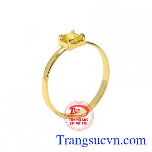 Nhẫn nữ saphir vàng nhỏ xinh được chế tác xinh xắn từ vàng 14k và đá sapphire vàng thiên nhiên chất lượng.