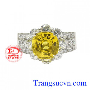 Với điểm nhấn là viên sapphire vàng trong suốt tạo vẻ thu hút và lôi cuốn cho người đeo.