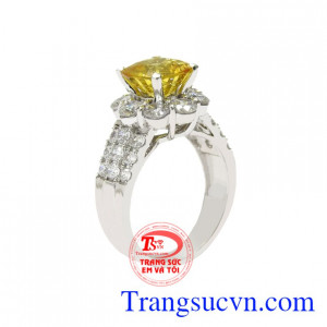 Nhẫn nữ sapphire vàng quý bà được chế tác theo công nghệ hiện đại, toát lên được vẻ đẹp lấp lánh, kiêu sa cho chiếc nhẫn.