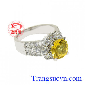 Đá sapphire vàng là biểu tượng của sự giàu sang, thịnh vượng, cát tường vậy nên sản phẩm hiện rất được ưa chuộng.