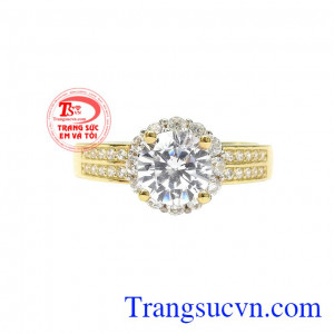 Nổi bật với những viên đá cz lấp lánh càng giúp cho người đeo trở nên xinh đẹp hơn. Nhẫn nữ vàng rạng rỡ