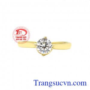Chiếc nhẫn vàng trên tay càng giúp phái đẹp thêm yêu kiều và xinh xắn. Nhẫn nữ vàng tiểu thư