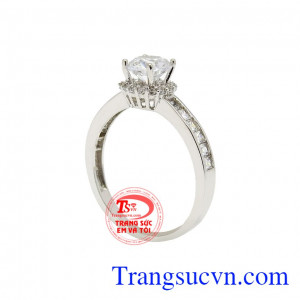 Nhẫn nữ vàng trắng lộng lẫy với những viên đá sáng lấp lánh giúp cho đôi tay của người đeo trở nên nổi bật. 