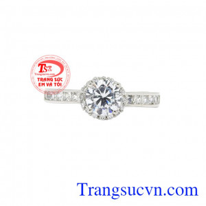 Sản phẩm được thiết kế và chế tác theo công nghệ hiện đại mang tới chiếc nhẫn vàng trắng hoàn hảo tới từng chi tiết. Nhẫn nữ vàng trắng lộng lẫy