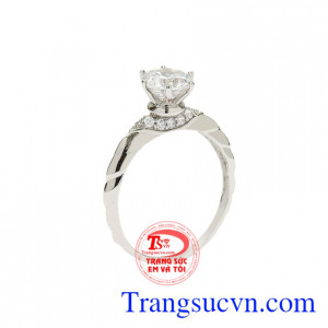 Nhẫn nữ vàng trắng thanh tú được chế tác độc đáo mang đến vẻ đẹp thanh lịch và nhẹ nhàng cho phái đẹp.