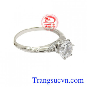 Chiếc nhẫn nữ vàng trắng này sẽ là sự lựa chọn tuyệt vời giúp phái đẹp tỏa sáng và thật nữ tính.