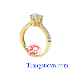 Nhẫn vàng nữ kiêu sa nổi bật với những viên đá cz lấp lánh thu hút mọi ánh nhìn. 