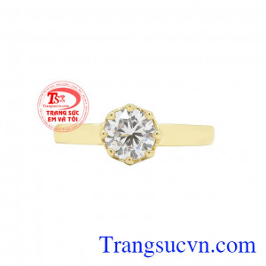 Nhẫn vàng phong cách quý cô thiết kế nổi bật với hình vương miện ôm trọn lấy viên đá cz lấp lánh.