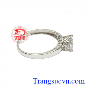 Sản phẩm được chế tác từ vàng trắng 10k bền đẹp, sáng bóng. Nhẫn vàng trắng quý cô