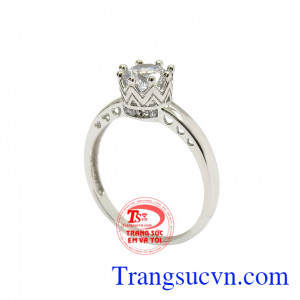 Nhẫn vàng trắng quý cô được chế tác như hình vương miện thể hiện đẳng cấp và sang trọng của người dùng.