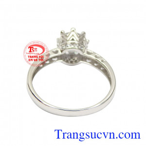 Nhẫn vàng trắng quý cô nhận đặt chế tác theo yêu cầu.
