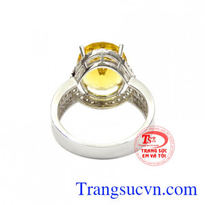 Nhẫn vàng trắng thạch anh vàng phù hợp với mệnh Thổ và Kim.