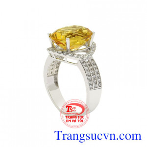 Đá thạch anh vàng là viên đá quý tỏa ra năng lượng giúp xua đuổi những điều xấu cho người dùng.