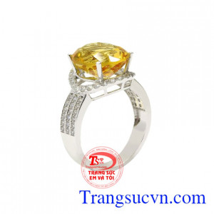 Nhẫn vàng trắng thạch anh vàng được chế tác theo công nghệ hiện đại, tinh xảo từng chi tiết.