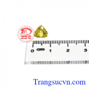 Saphir vàng ép vỉ an nhiên phù hợp cho cả nam và nữ. 