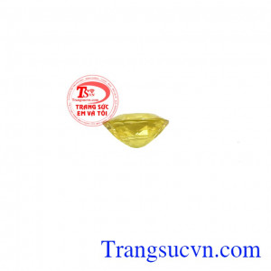 Với kích thước tương đối nhỏ phù hợp để làm mặt dây, nhẫn hoặc vòng tay. Saphir vàng ép vỉ quyền lực
