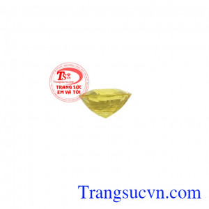 Nhờ vào tinh khí hấp thụ qua hàng trăm triệu năm nên khi người dùng mang bên mình sẽ gặp may mắn, thịnh vượng và tránh được điều không may. Saphir vàng ép vỉ sung túc