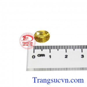 Với viên đá quý này, bạn có thể kết hợp cùng vàng hoặc bạc để làm trang sức phong thủy. Saphir vàng ép vỉ thịnh vượng