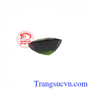 Sản phẩm có màu lục sẫm, phớt vàng phù hợp với người mệnh hỏa và mệnh mộc. 