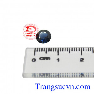 Đây cũng là loại đá hộ mệnh cho người sinh tháng 9 và những người sinh mệnh mộc, mệnh thủy. Viên saphir thiên nhiên quyền quý