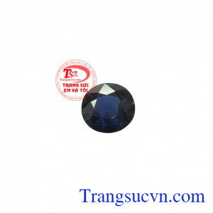 Viên saphir thiên nhiên quyền quý được ép vỉ và có giấy kiểm định đá quý.