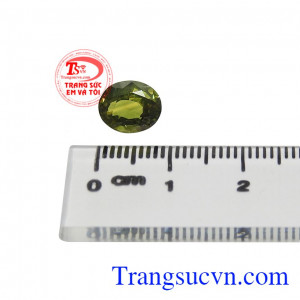 Với viên saphir thiên nhiên được chế tác tinh xảo phù hợp để làm trang sức cho cả nam và nữ. 