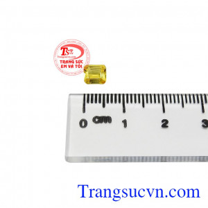 Với viên saphir này bạn có thể làm trang sức mặt dây, mặt nhẫn hoặc hoa tai.