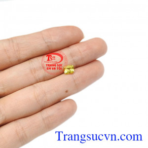 Viên saphir vàng mệnh kim
