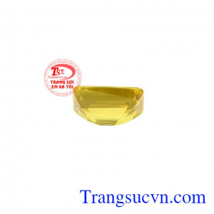 Saphir được biết tới là loại đá quý có nhiều tác dụng với người dùng. Viên saphir vàng sang trọng