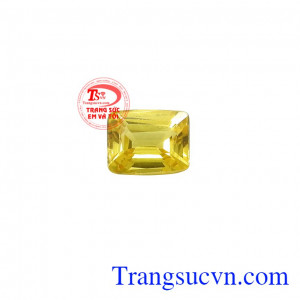 Viên saphir vàng sang trọng thường được kết hợp cùng bạc hoặc vàng để làm trang sức phong thủy. 