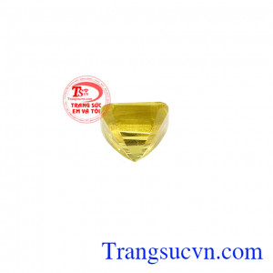 Saphir vàng được biết đến như một loại đá quý mang tới thịnh vượng, giàu có và sung túc. Viên saphir vàng tình yêu