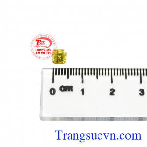 Chính vì thế mà rất nhiều cặp đôi đã lựa chọn nhẫn cưới và gắn đá saphir với hy vọng cuộc sống hôn nhân viên mãn. Viên saphir vàng tình yêu