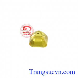 Nhưng ngoài ý nghĩa đó thì đá saphir còn là biểu tượng cho tình yêu, hôn nhân bền vững. Viên saphir vàng tình yêu