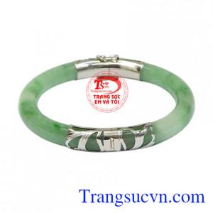 Từ xưa đến nay vòng ngọc rất được ưa chuộng là sản phẩm yêu thích của các bà các mẹ.