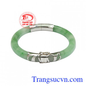 Vòng ngọc bọc vàng trắng được chế tác từ vàng 14k mang đến vẻ quý phái và thanh lịch đến cho phái đẹp.