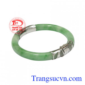 Người ta tin rằng, đeo vòng ngọc sẽ đem đến nhiều vận may, xua đuổi những điều xấu đến cho chủ nhân.